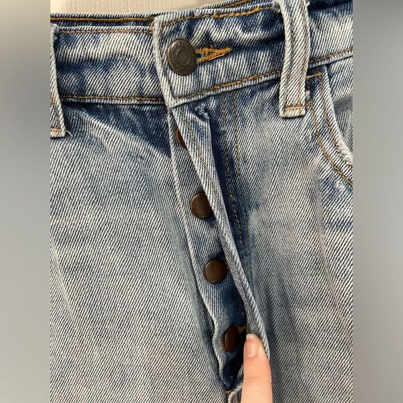 Cello Deconstructed Distressed Button Up Light Wash Raw Hem Jean Women’s Size 28 - Picture 4 of 5